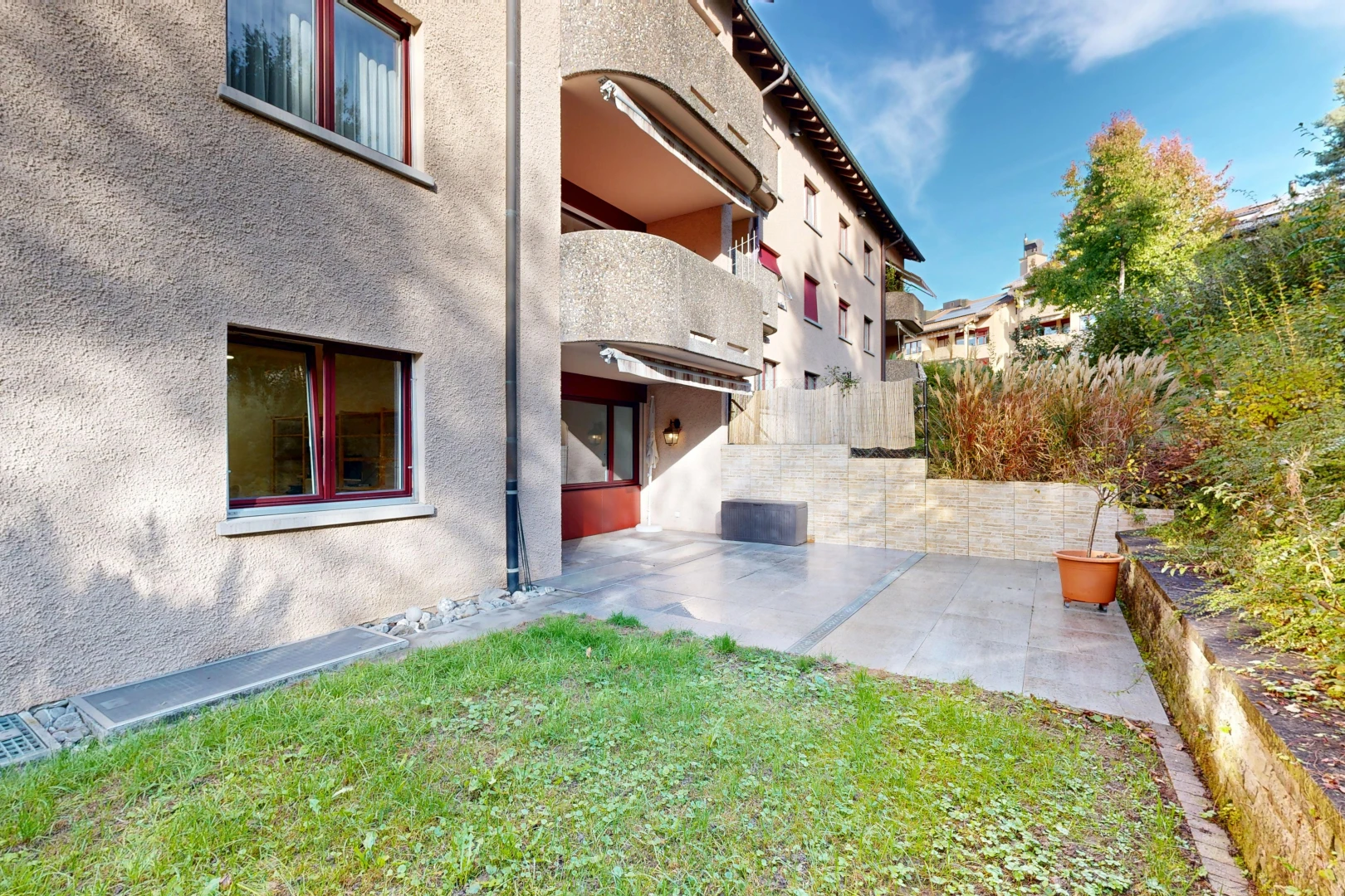 außenansicht mit balkon, stuckverkleidung, day time, und terrasse