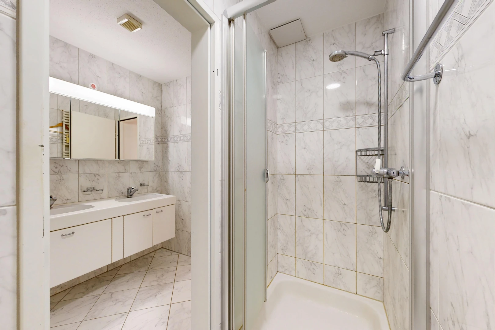 bad mit komplettes badezimmer, dusche, doppelwaschtisch, light floor, und inside property