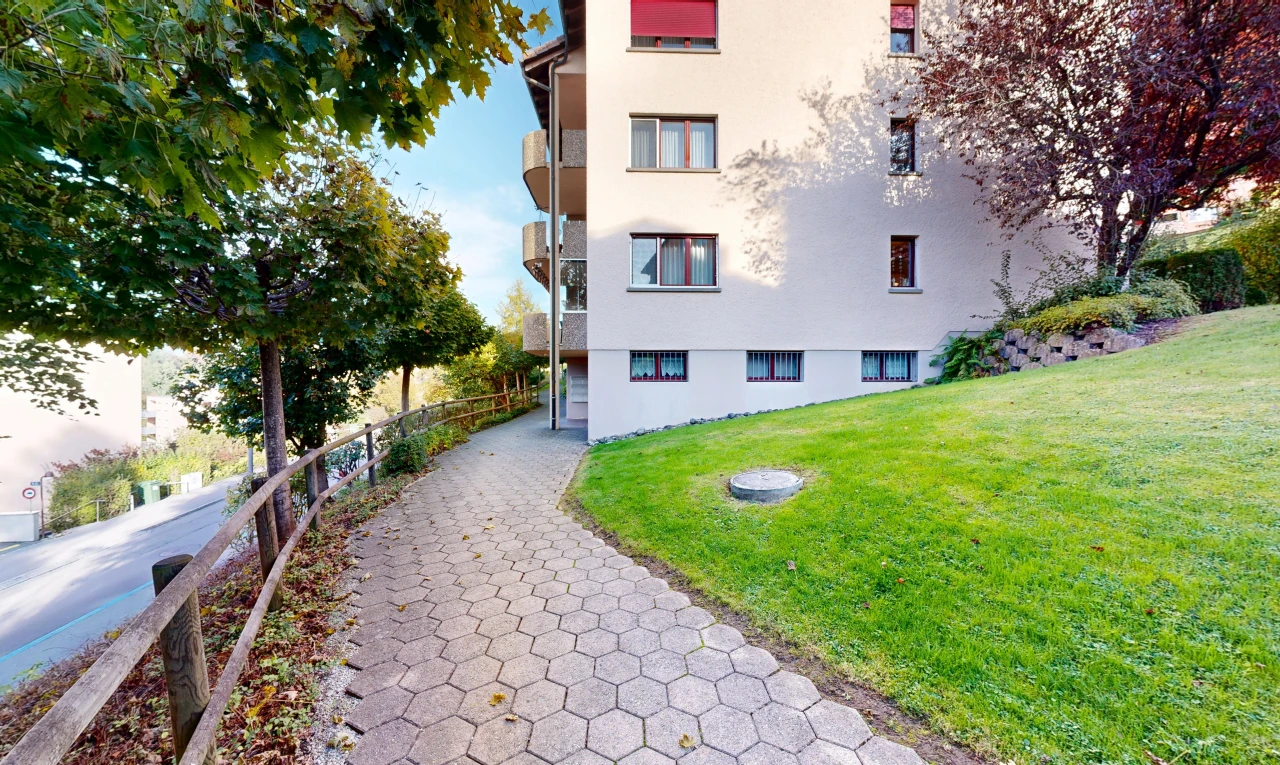 außenansicht mit zaun, apartment complex view, blick auf wohnanlage, from community, und day time