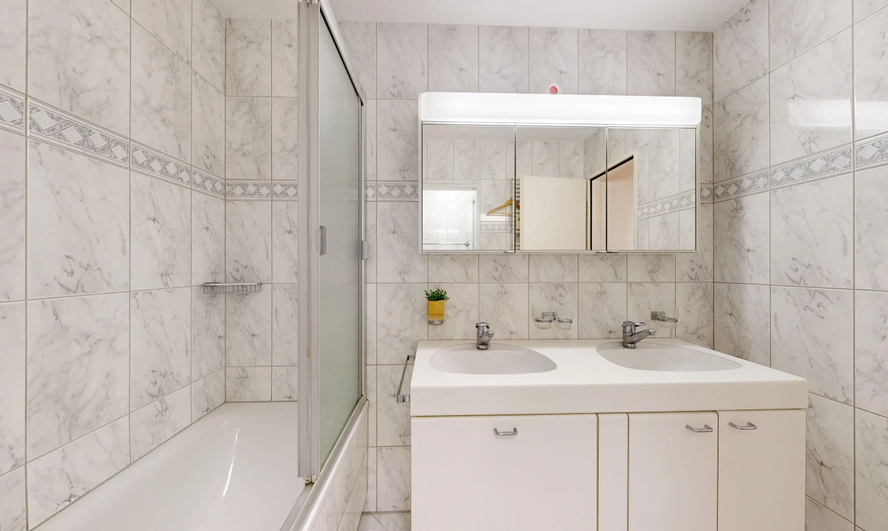 bad mit kombiniertes bad / dusche, komplettes badezimmer, spiegel, fliesenwand, und tile wall