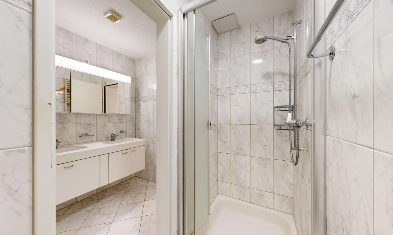 bad mit komplettes badezimmer, dusche, doppelwaschtisch, light floor, und inside property