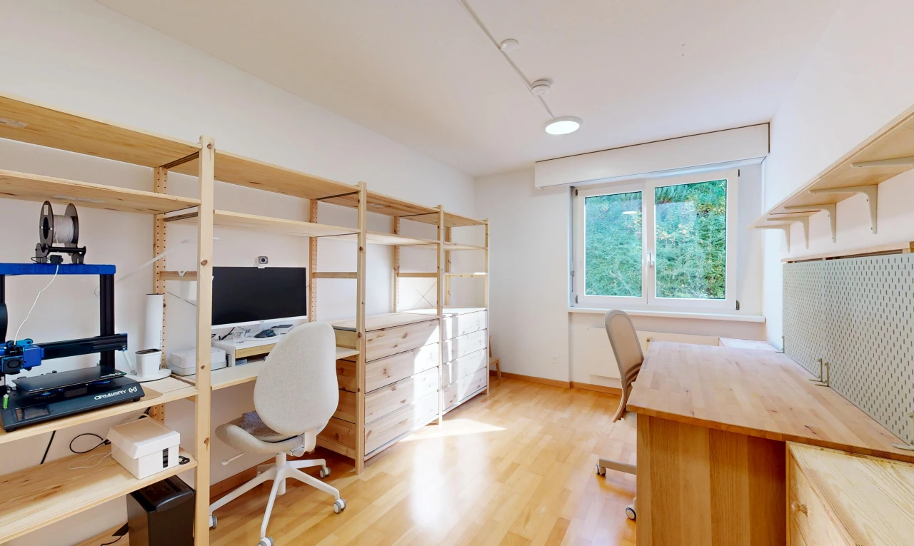büro mit drywall, gipskartonwand, fernseher, wood finish floor, und holzfußboden