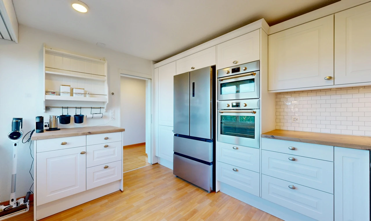 küche mit hochgezogene schränke, raised cabinets, weiße schränke, white cabinets, und kühlschrank