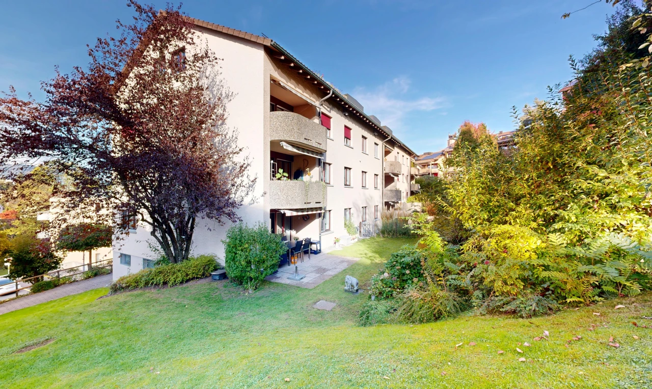 außenansicht mit blick auf wohnanlage und apartment complex view