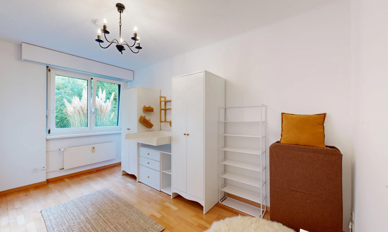 zimmer / schlafzimmer mit drywall, gipskartonwand, wood finish floor, holzfußboden, und inside property