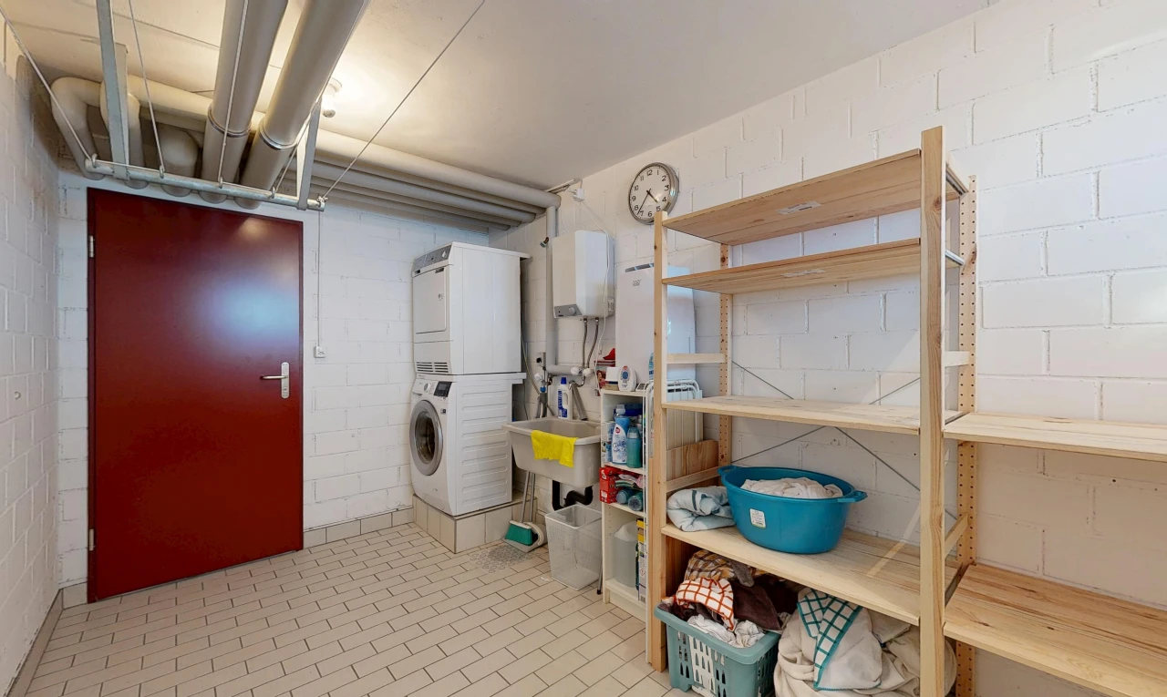 wäschekammer mit waschturm, keller, waschbecken, wäscherei, und light floor