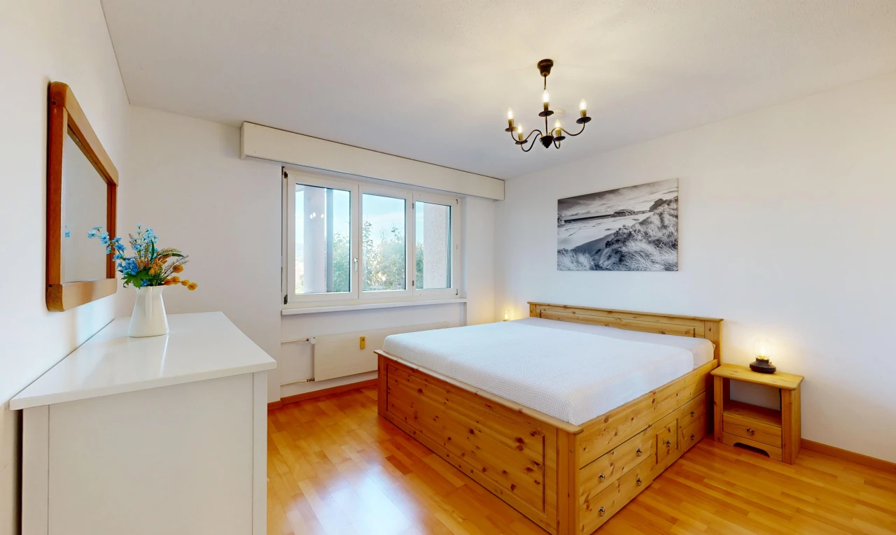zimmer / schlafzimmer mit drywall, gipskartonwand, wood finish floor, holzfußboden, und light floor
