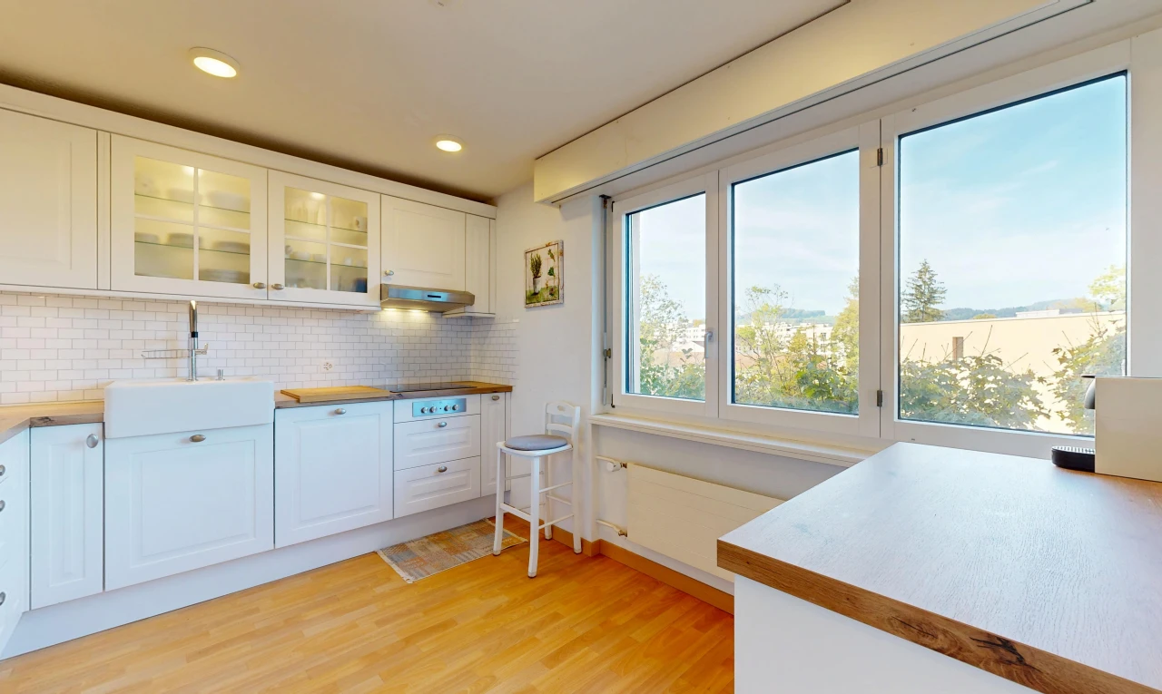 küche mit hochgezogene schränke, raised cabinets, light floor, schränke mit glastüren, und glass insert cabinets