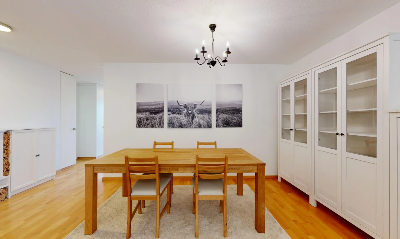 esszimmer mit gipskartonwand, drywall, inside property, holzfußboden, und wood finish floor