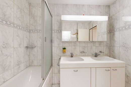 bad mit kombiniertes bad / dusche, komplettes badezimmer, spiegel, fliesenwand, und tile wall