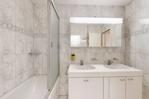 bad mit kombiniertes bad / dusche, komplettes badezimmer, spiegel, fliesenwand, und tile wall