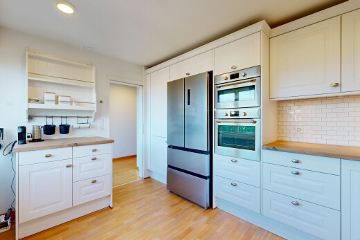 küche mit hochgezogene schränke, raised cabinets, weiße schränke, white cabinets, und kühlschrank