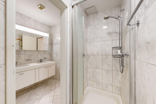 bad mit komplettes badezimmer, dusche, doppelwaschtisch, light floor, und inside property