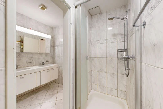 bad mit komplettes badezimmer, dusche, doppelwaschtisch, light floor, und inside property