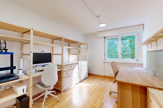 büro mit drywall, gipskartonwand, fernseher, wood finish floor, und holzfußboden