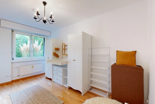 zimmer / schlafzimmer mit drywall, gipskartonwand, wood finish floor, holzfußboden, und inside property