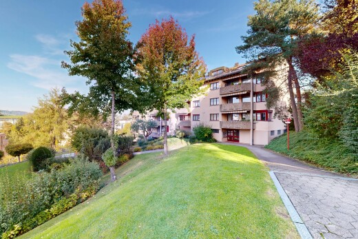 garten mit rasen, apartment complex view, day time, und from community