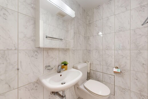 bad mit fliesenwand, tile wall, toilette, waschbecken, und spiegel