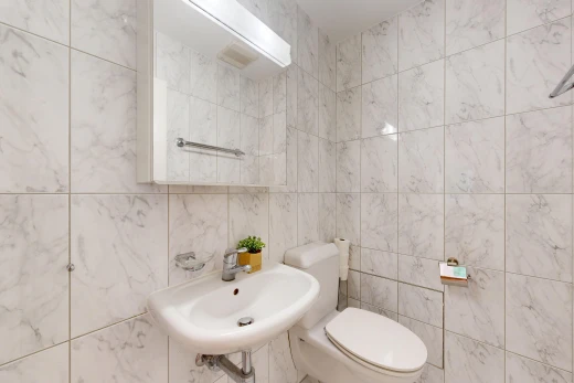 bad mit fliesenwand, tile wall, toilette, waschbecken, und spiegel