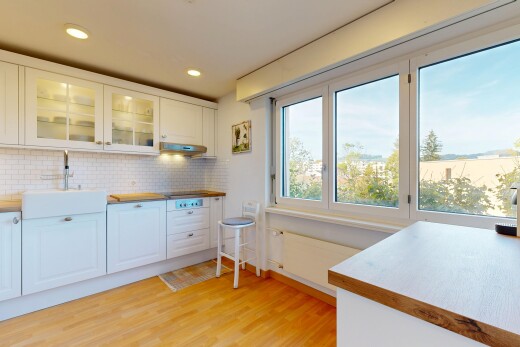 küche mit hochgezogene schränke, raised cabinets, light floor, schränke mit glastüren, und glass insert cabinets