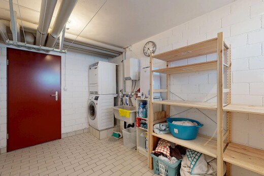 wäschekammer mit waschturm, keller, waschbecken, wäscherei, und light floor