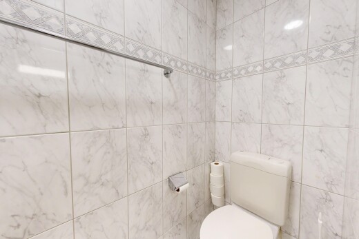 bad mit toilette, tile wall, und fliesenwand