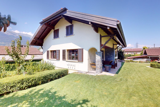 außenansicht mit rasen und terrasse