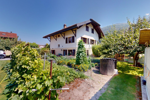 außenansicht mit rasen und blick auf die berge