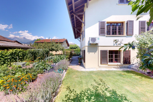 außenansicht mit rasen