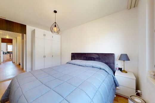 zimmer / schlafzimmer mit inside property, light floor, gipskartonwand, drywall, und kleiderschrank