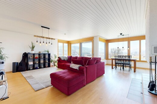 salon / salle à manger avec plafond en bois, wood ceiling, lumière naturelle, natural light, et sol en finition bois