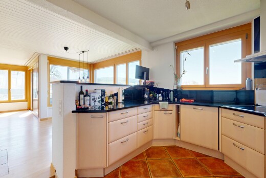 cuisine avec lumière naturelle, natural light, kitchen peninsula, péninsule de cuisine, et hotte