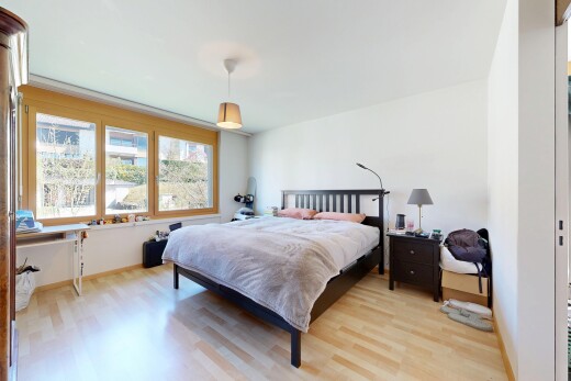 chambre avec sol en finition bois, wood finish floor, inside property, lumière naturelle, et natural light