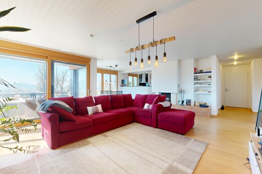salon avec inside property, lumière naturelle, natural light, sol en finition bois, et wood finish floor