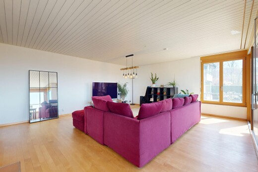 wohnzimmer mit natürliches licht, natural light, inside property, holzfußboden, und wood finish floor