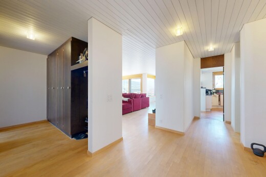 couloir avec inside property, sol en finition bois, wood finish floor, plafond en bois, et wood ceiling