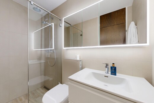 bad mit komplettes badezimmer, dusche, inside property, schminktisch, und light floor