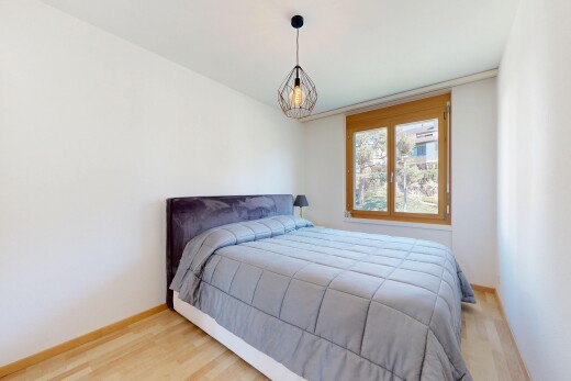 zimmer / schlafzimmer mit inside property, holzfußboden, wood finish floor, gipskartonwand, und drywall