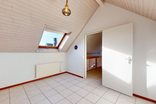 pièce vide avec plafond voûté, vaulted ceiling, puits de lumière, plafond cathédrale, et cathedral ceiling