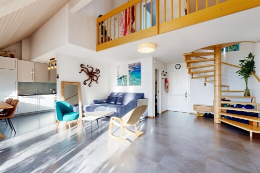 salon avec inside property, sol en béton, concrete floor, cloison sèche, et drywall