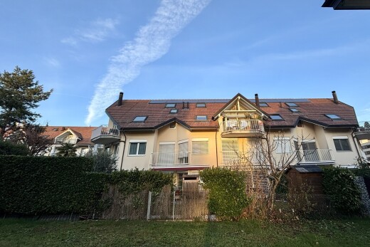 façade avec balcon, panneaux solaires, bardage en stuc, property visible, et day time