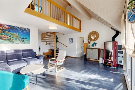 salon avec plafond haut, high ceiling, inside property, plafond à poutres, et beamed ceiling