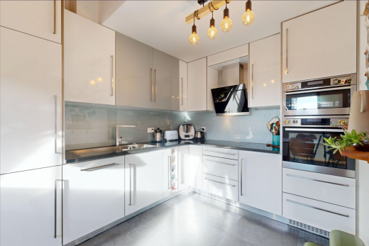 cuisine avec dosseret, backsplash, four double, plans de travail, et dark countertops