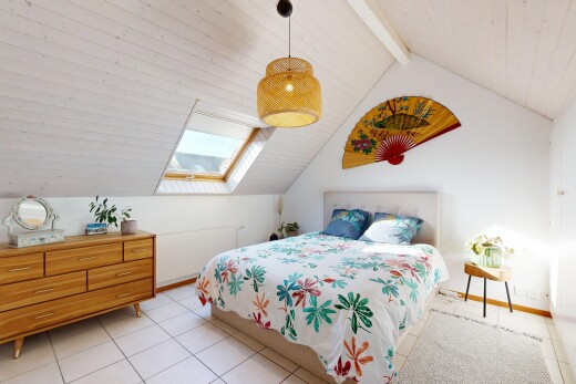 chambre avec plafond voûté, vaulted ceiling, plafond cathédrale, cathedral ceiling, et plafond à poutres