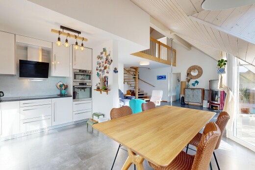 salle à manger avec inside property, cloison sèche, drywall, escaliers, et plafond en bois