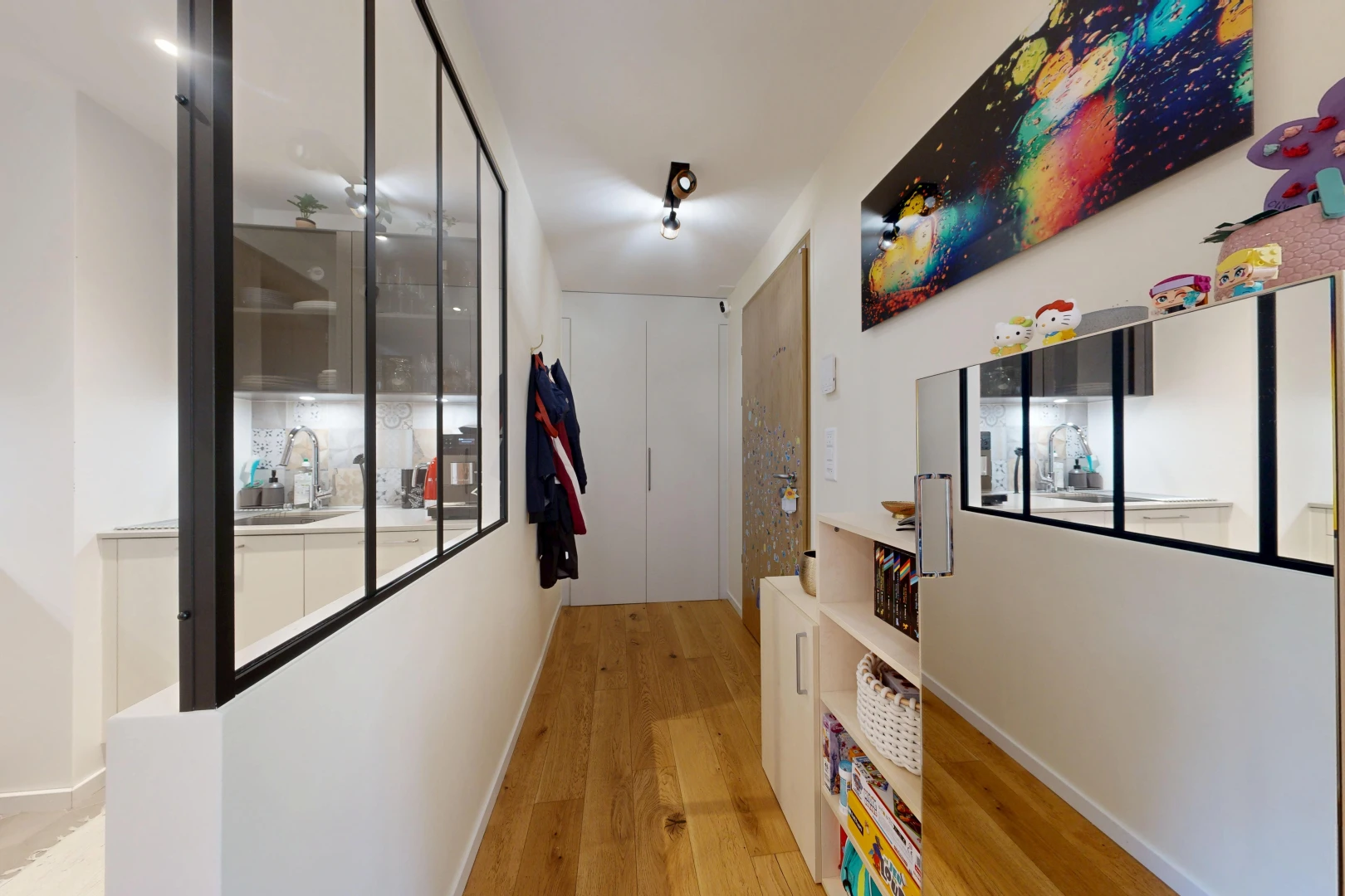 halle / korridor mit drywall, gipskartonwand, wood finish floor, holzfußboden, und waschbecken