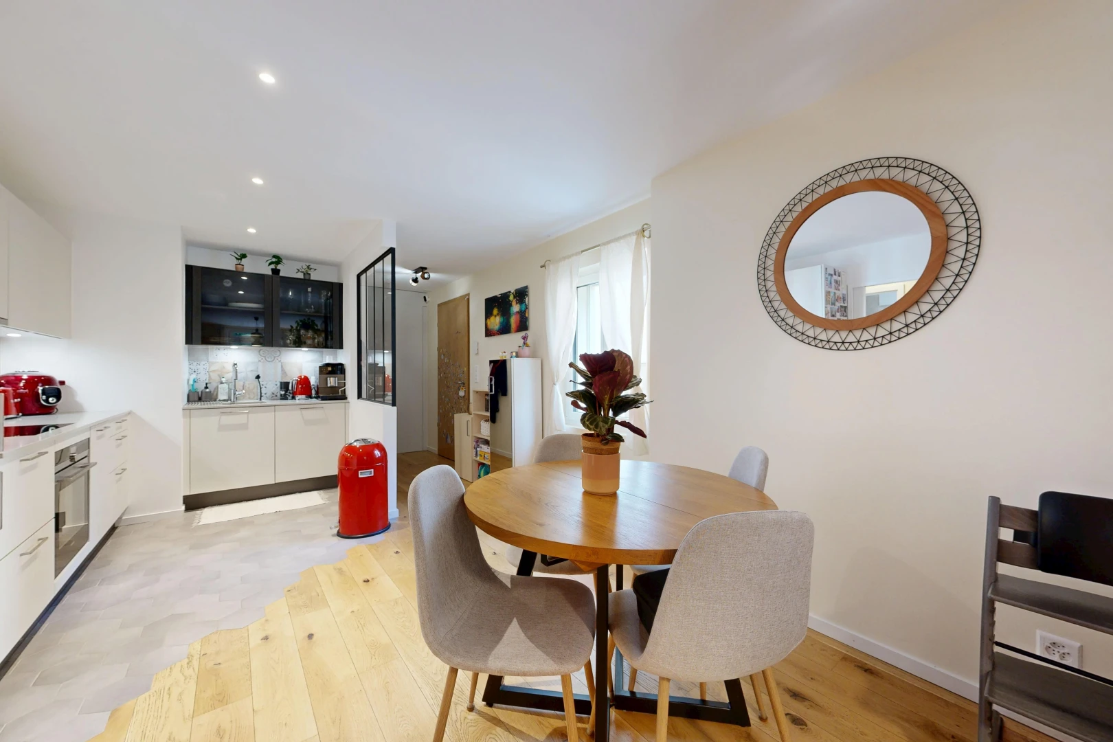 esszimmer mit light floor, einbauleuchten, drywall, gipskartonwand, und baseboards wall