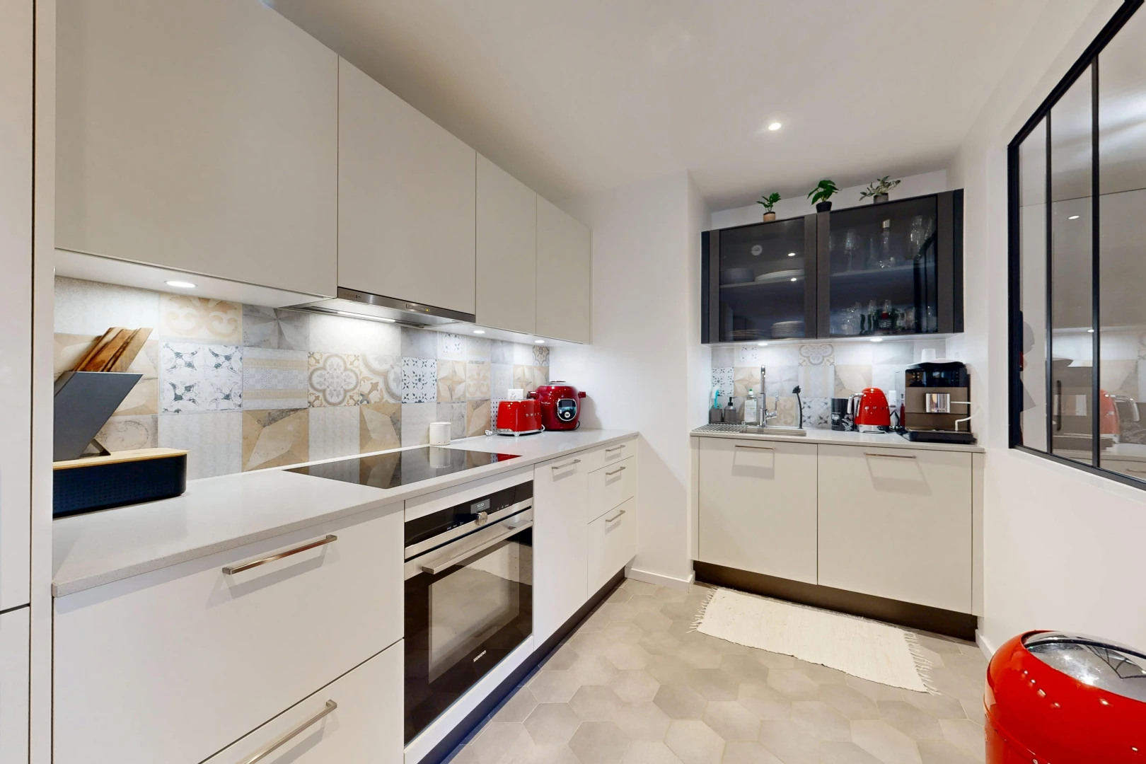 küche mit light countertops, arbeitsplatten, white cabinets, weiße schränke, und light floor