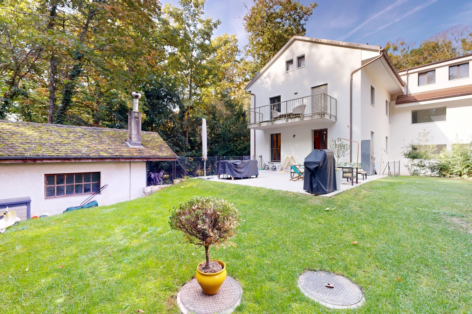 außenansicht mit stuckverkleidung, balkon, property visible, rasen, und from property