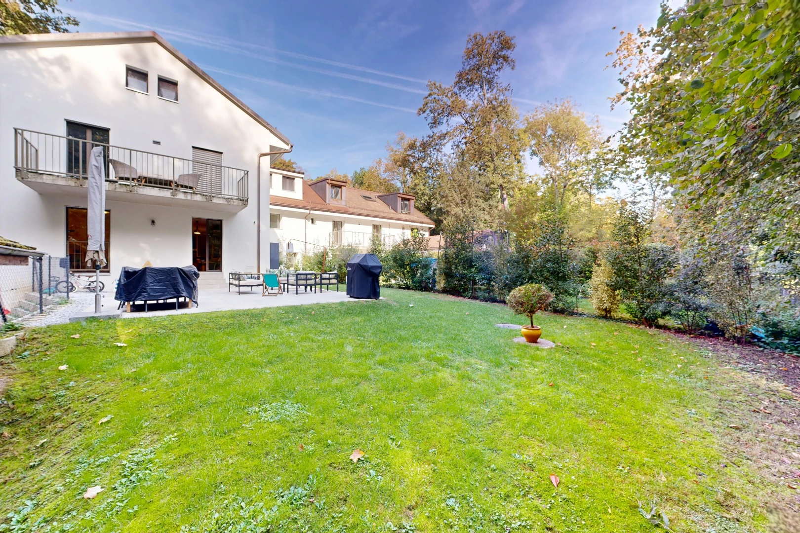 garten mit balkon, rasen, terrasse, day time, und from property